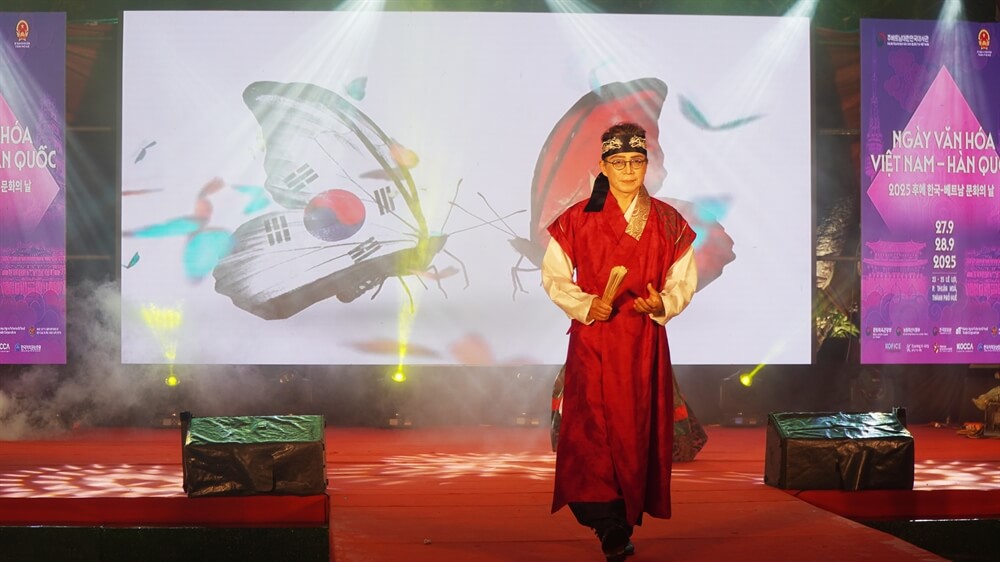 Trình diễn trang phục truyền thống đến từ Hàn Quốc